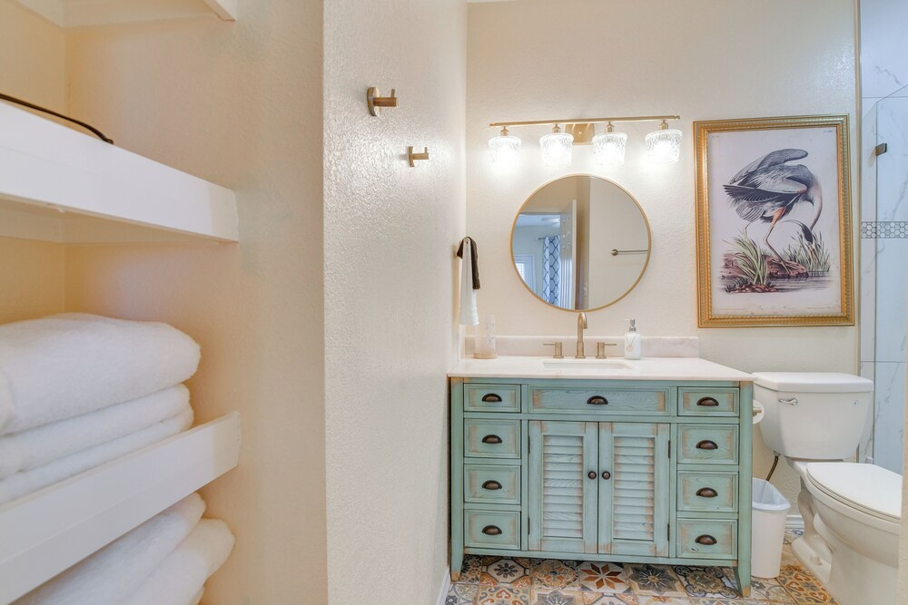 Great Location! Quiet Galveston Gem 1 Mi to Shore
