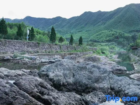 Yunqiyu Residence has a Starry Sky Pool Designer, Meishu (Anji Longwangshan Canyon Drifting Shop)