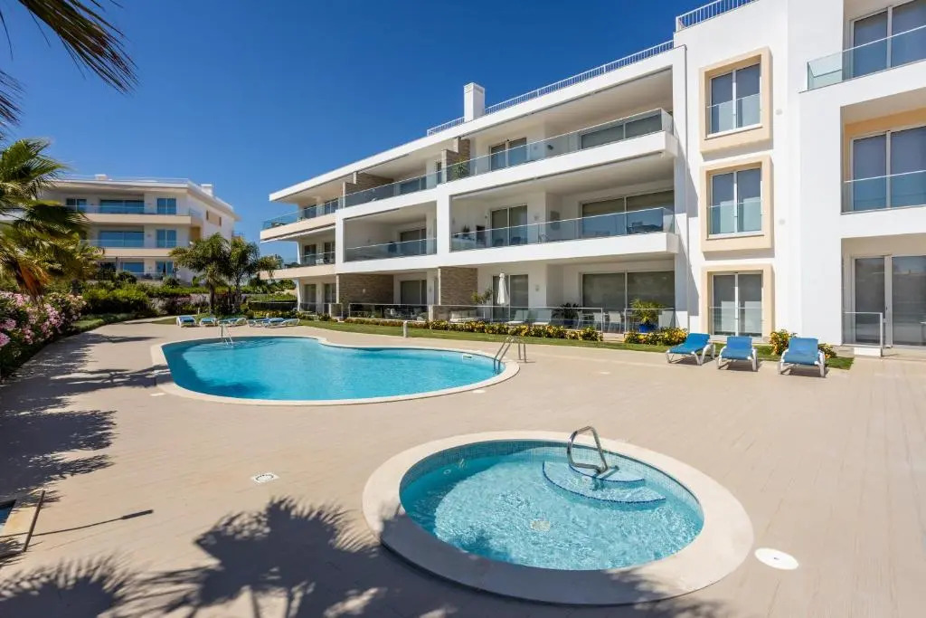CoolHouses Algarve Lagos, 3 Bed modern Flat, outdoor, Indoor pools and SPA, Amor à Vida