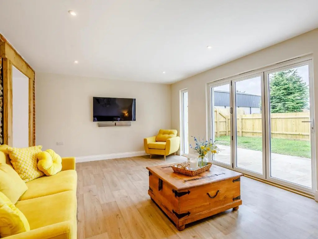 City to Country Retreat Luxury Cottage with Hot Tub
