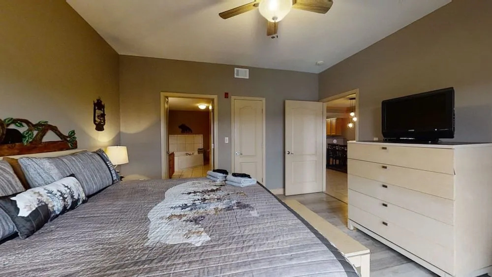 A Bear's Hibernation 1 Bedroom Condo by RedAwning
