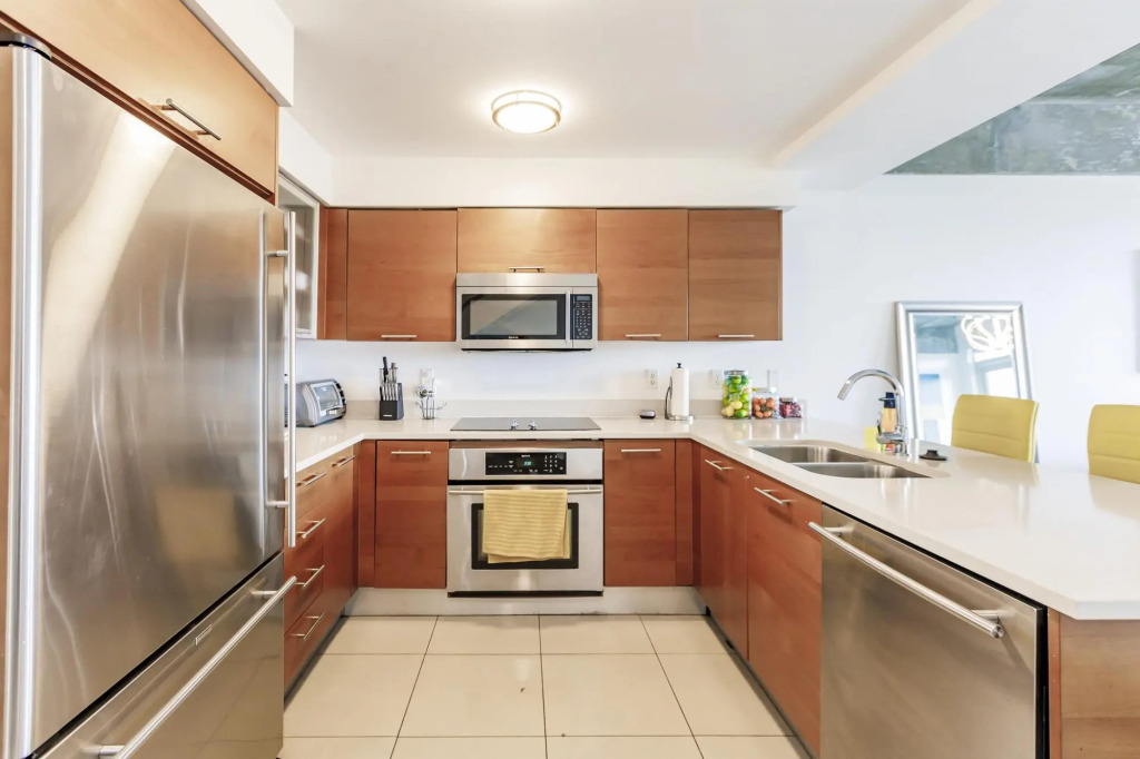 Hang Ten- Large Townhome, lux amenities, parking