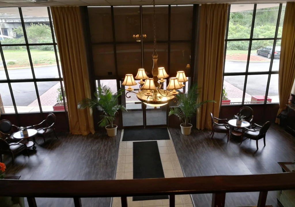 Mystic River Hotel & Suites