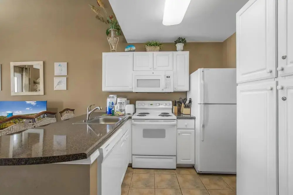 Attractive Condo Pool Across From Beach Access