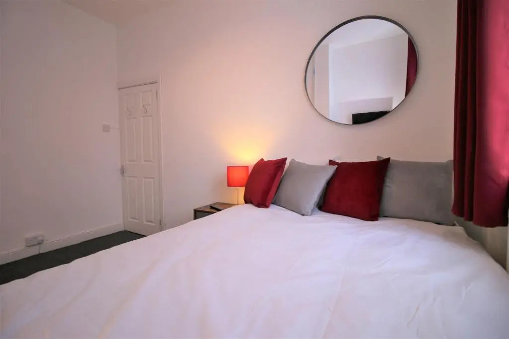 Three Bedroom Townhouse - Free Local Parking - by Property Promise