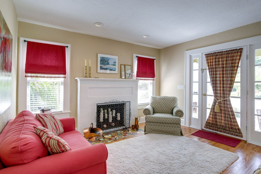 Charming St Petersburg Bungalow 2 Mi to Downtown!