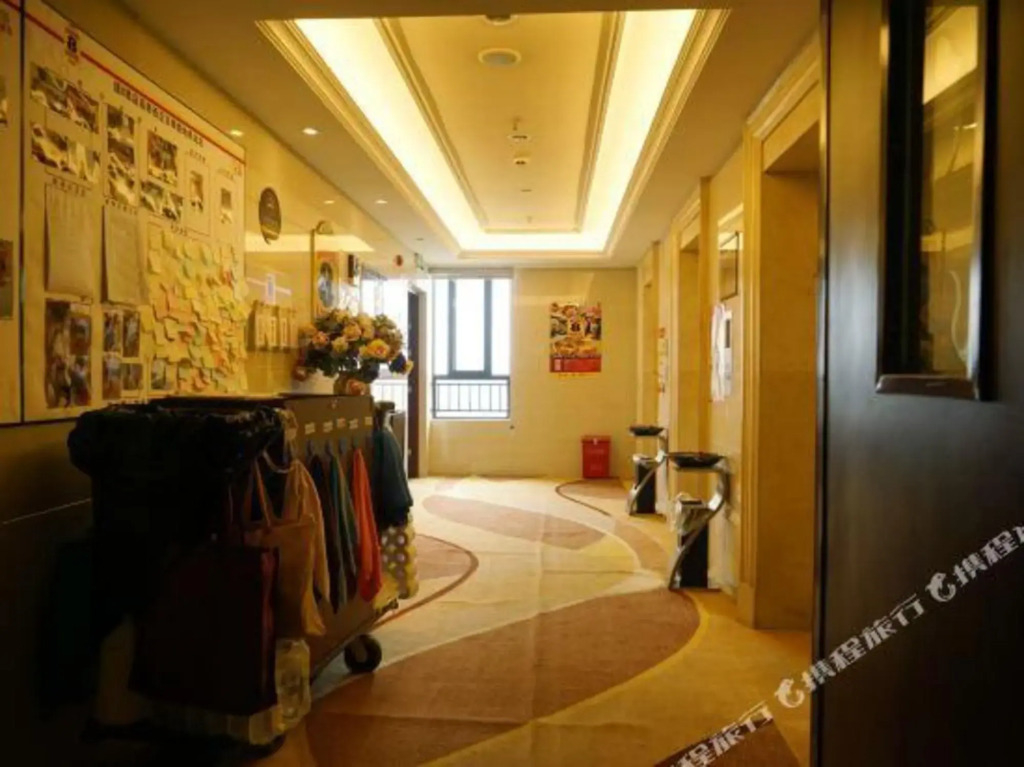 Super 8 Hotel Chengdu West Near Baicaolu Subway Station