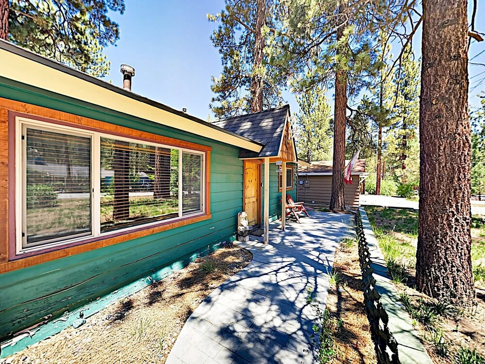 New Listing! Foxy Bear - Relaxing Woodsy 2 Bedroom Cabin