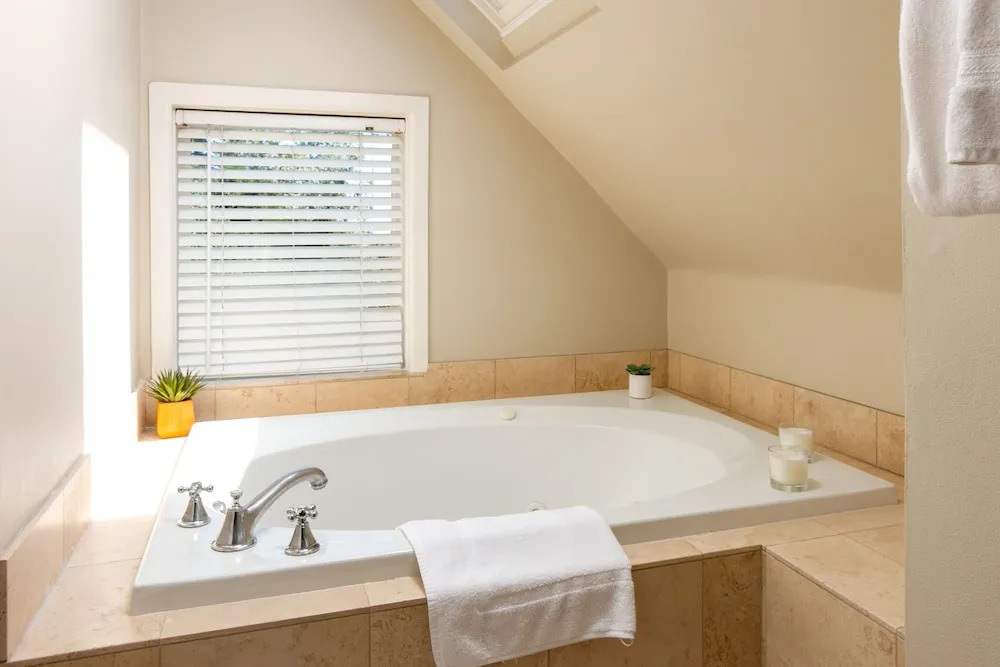 New Listing! The Penthouse Suite At De La Vina Inn Studio Bedroom Hotel Room