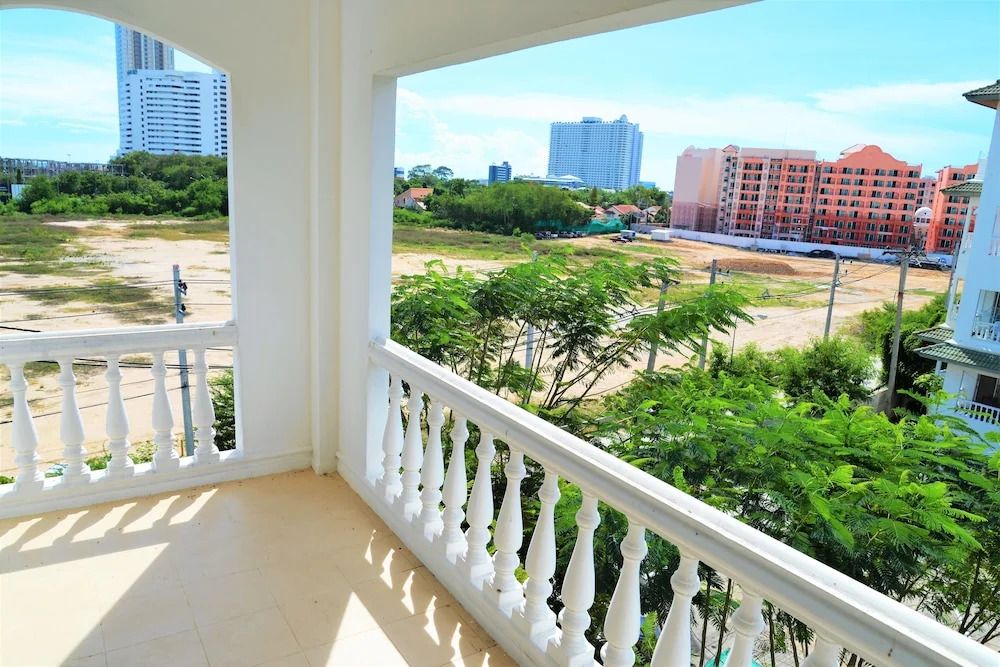 Luxury 1 bed Corner Condo