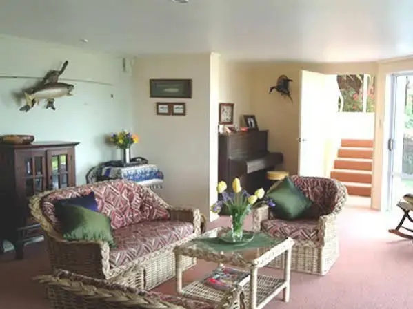 Te Kopua - Acacia Bay Holiday Home