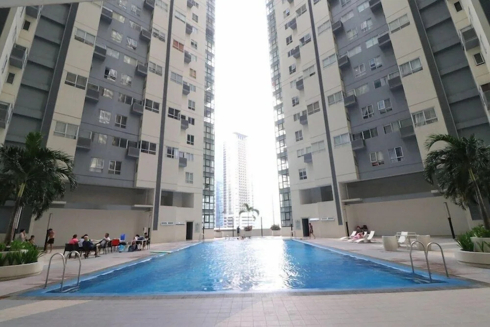 Cozi Modern Loft Suite near high street BGC wifi pool