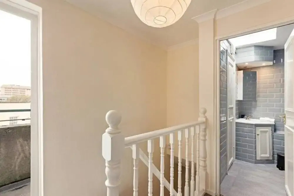 Comfy 6-sleeper Apt w/ Large Patio in W Kensington