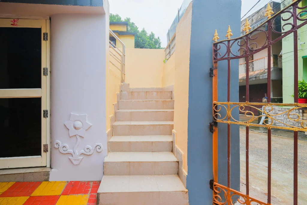 OYO 82433 Hotel Raz Stay