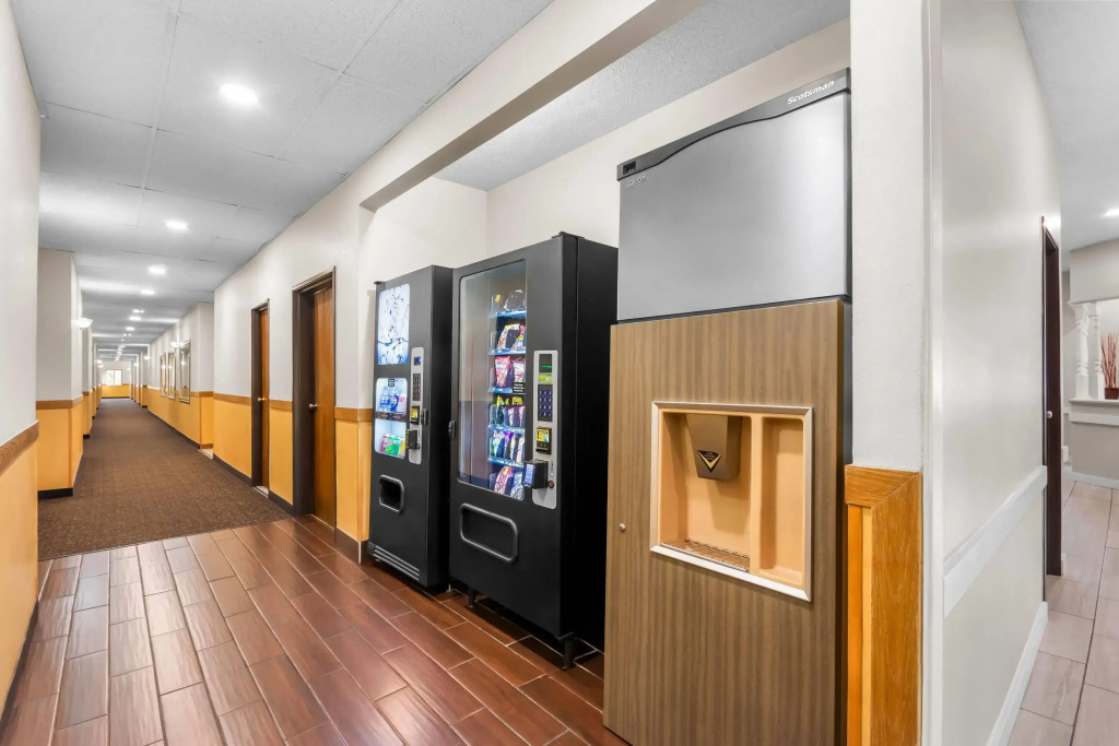 Super 8 by Wyndham Bloomington University Area