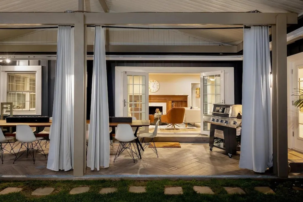 Hidden Valley Pl - 90210 Villa With Canyon Views and a Large Private Backyard