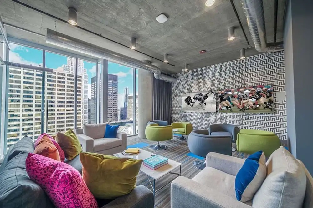 Loop City Views 2BR Apt Near Riverwalk