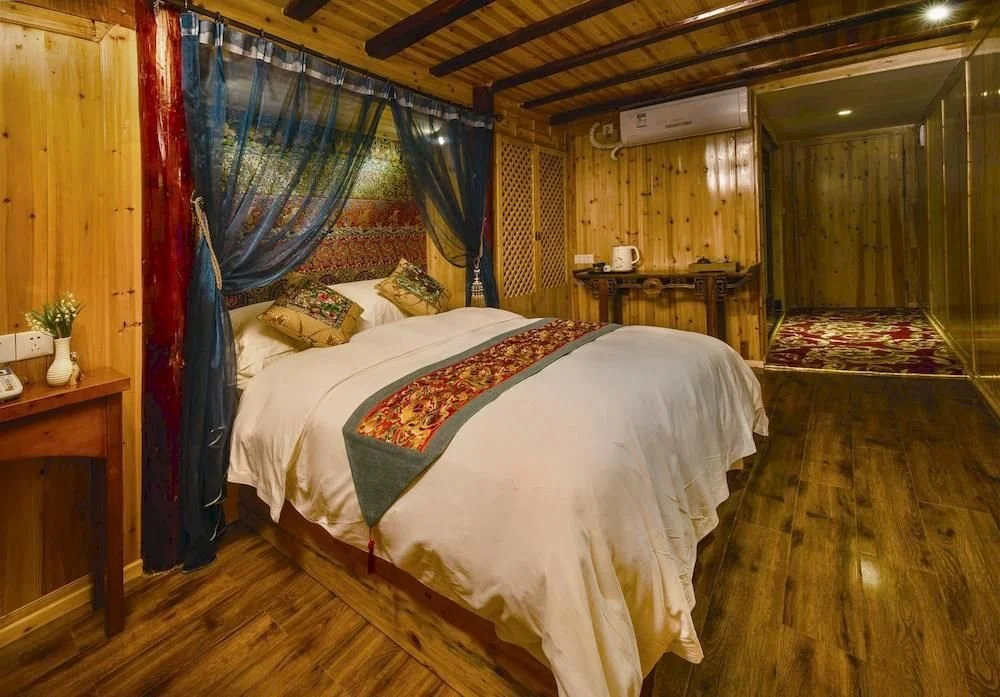 Xijiang Huayin Holiday Hotel