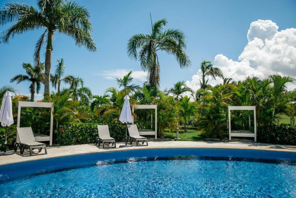 New Apartment Sueno pool area private Beach guard