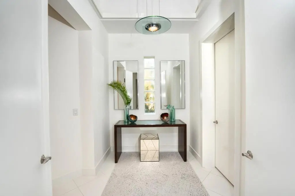 Luxury Villa 4 bed 4 bath on canal access to the Golf 40 min, beach 8 min away