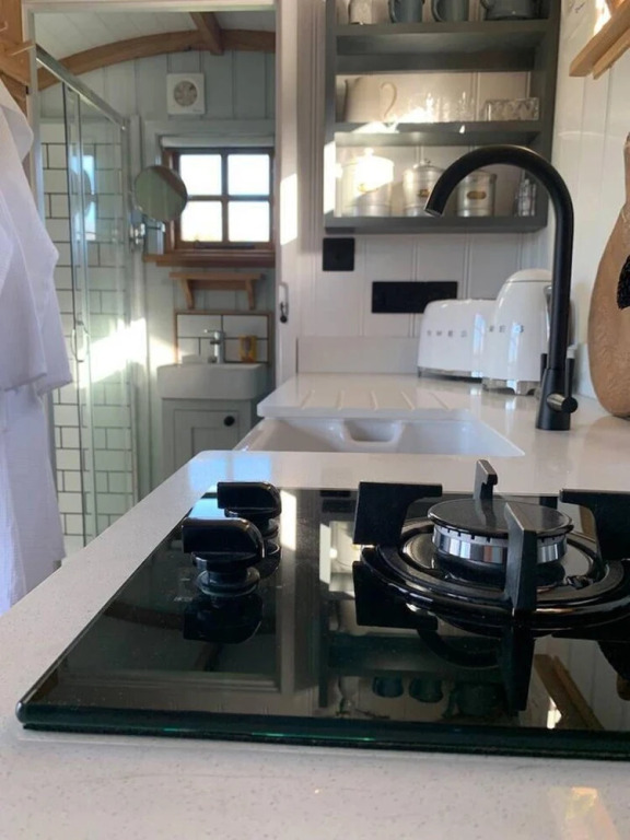 Luxury Hut - With own hot Tub, in Tunbridge Wells