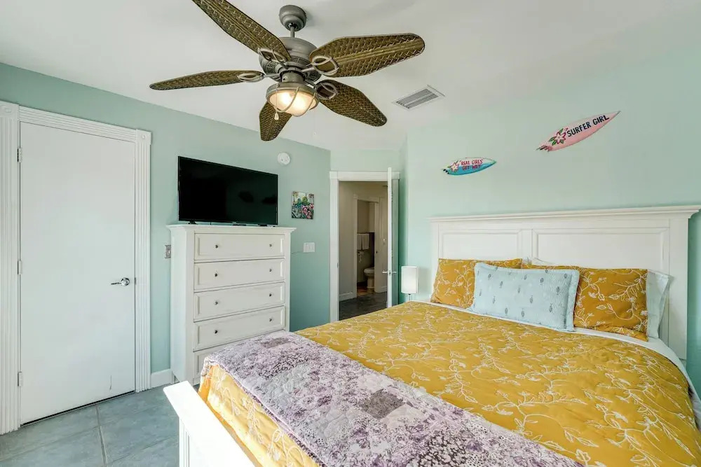 Colorful Townhome, Steps to Clearwater Beach!