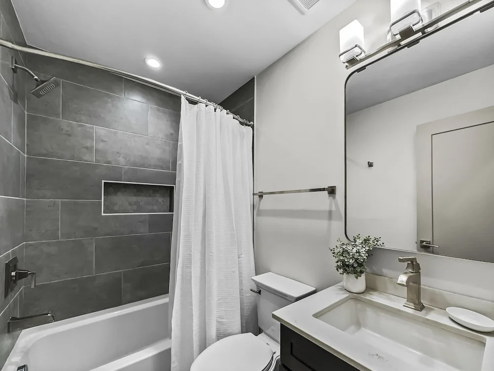 58b 2br 3ba 2 Bedroom Townhouse by RedAwning