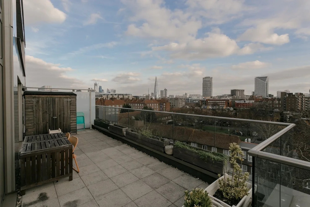 Charming 2 Bedroom Apartment Next to Maltby Market