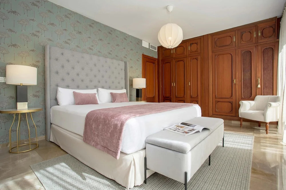 Luxury Apartment in City Center Puerta Real II