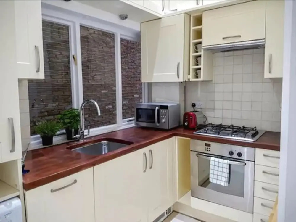 Fresh 2 Bedroom Flat in Victoria - Zone 1