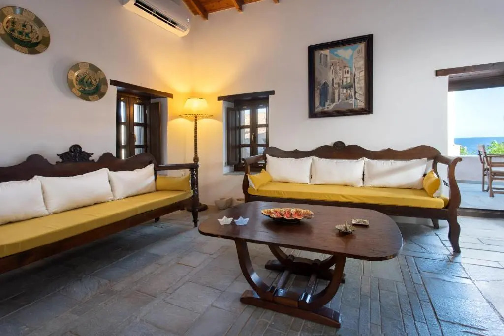 Myrsinis Castle House - Comfortable Residence with Large Balcony & Sea View