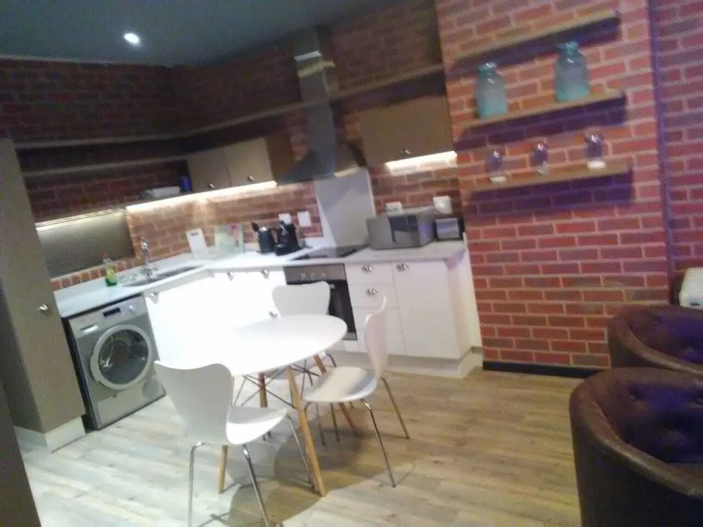 Lovely Rosebank 1-bedroom condo with pool & cinema