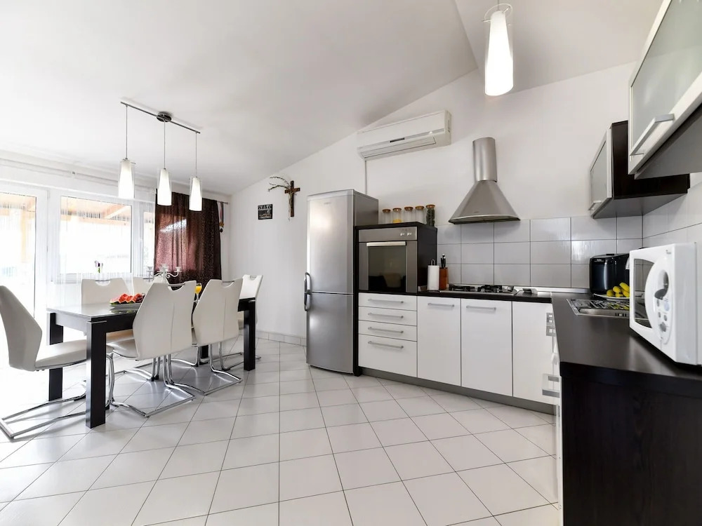 Lovely Holiday House With Private Pool, Charming Open Kitchen, Near Old Town