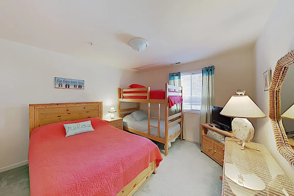 Walk To Beach! Bayfront End Unit W/ Pool & Patio 2 Bedroom Condo