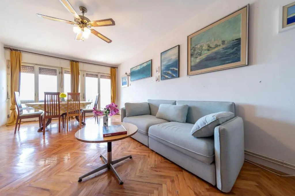 Fia 70s Beach Apartment