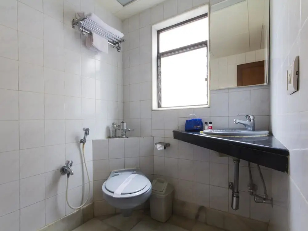 HOTEL ASHRAY INTERNATIONAL, SION - Near BKC