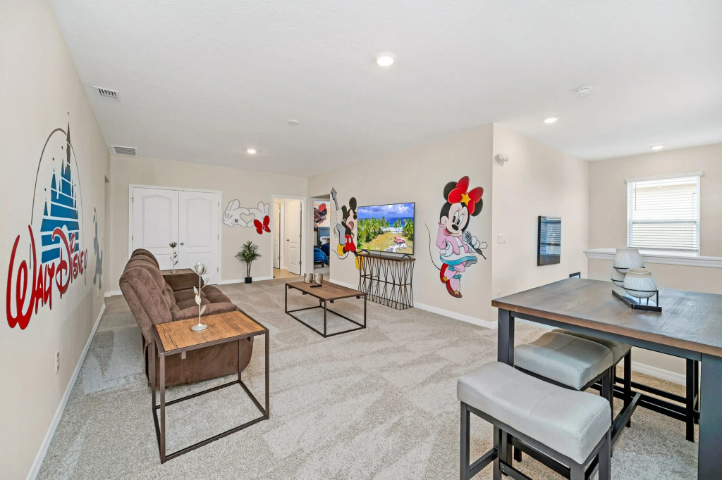 Upstay - Lrg Family Home w Private Pool   Hot Tub, Davenport