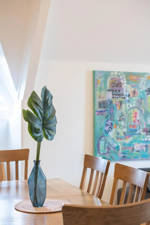 3BR Characterful Victorian Flat in Cheltenham, Cotswolds - Sleeps 8, FREE Parking, A walk away to local shops and Montpellier