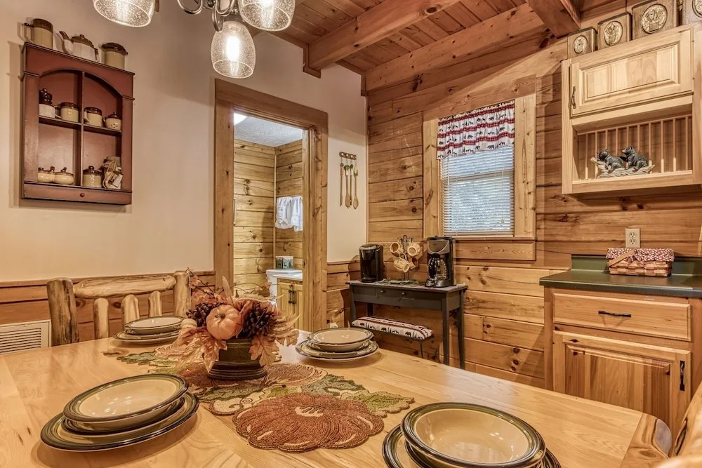 Er 247 - Legacy Lodge Great Location - Close To Town! 2 Bedroom Cabin by RedAwning
