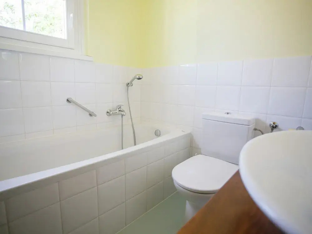 Family House in Quiet Peacefull Location, Private Pool and BBQ in Garden