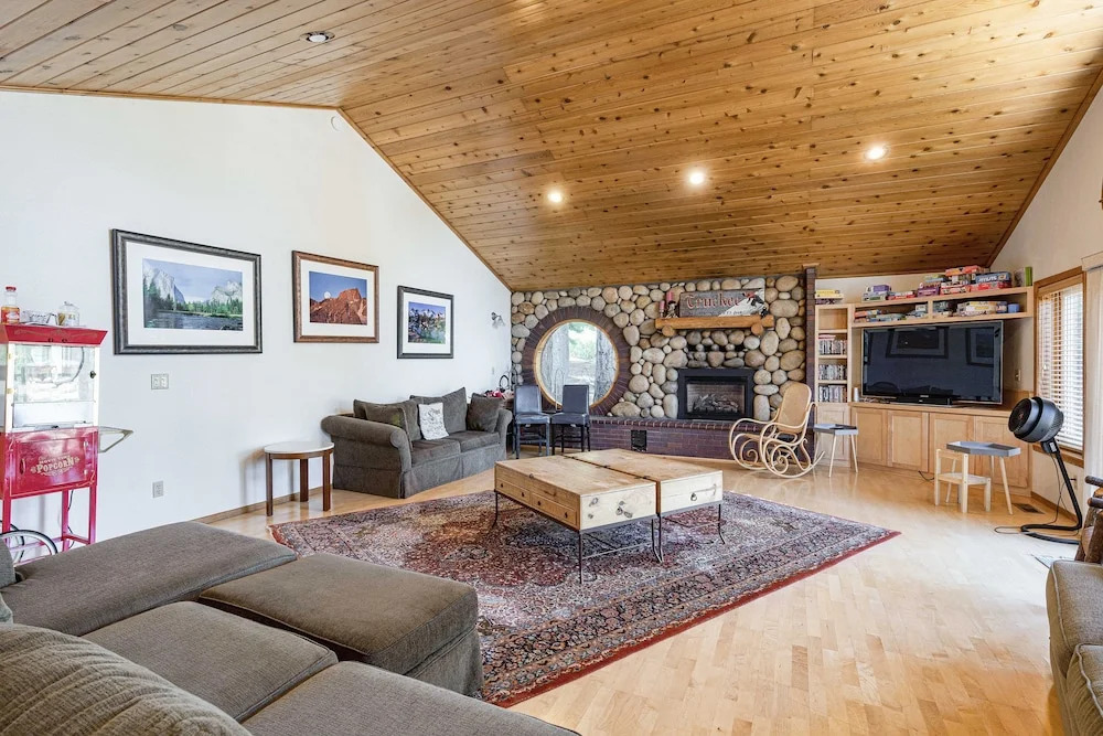 11640 St Bernard Dr - 6 Br Home