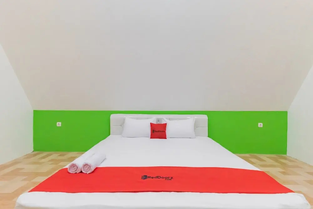RedDoorz Syariah Plus Near Sukabumi Station