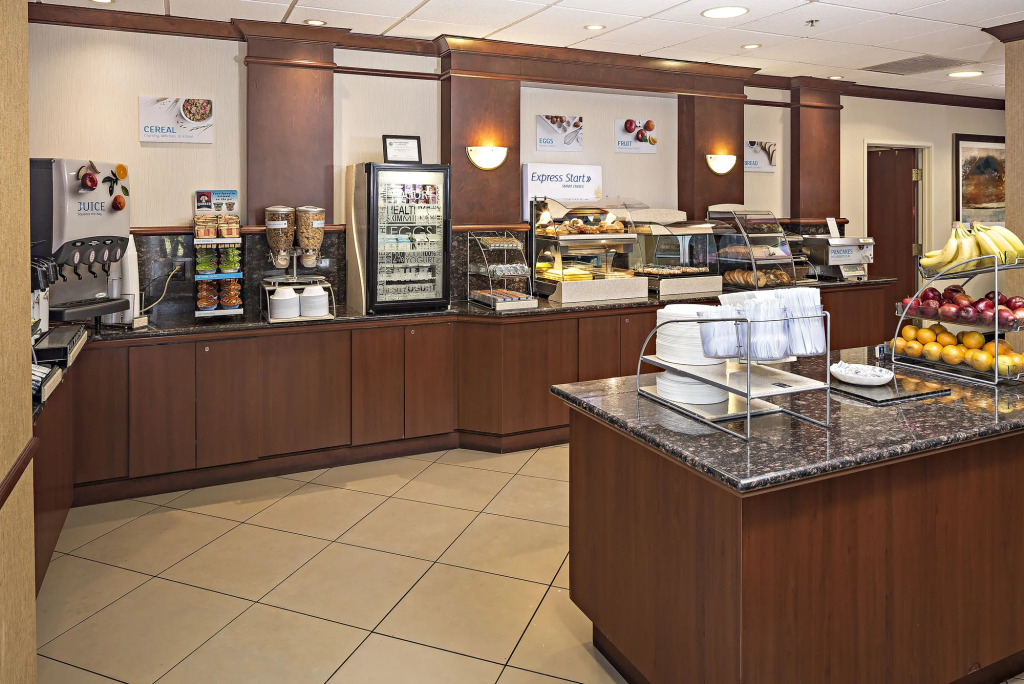 Holiday Inn Express Hotel & Suites Manchester - Airport by IHG