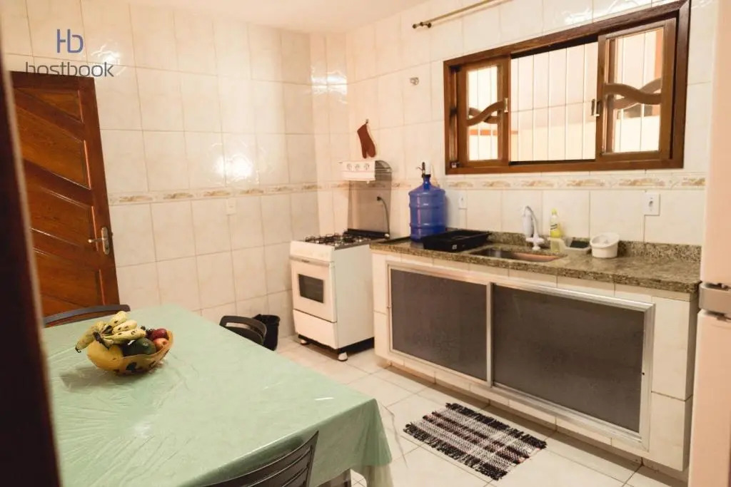 Casa a 400 m da praia do centro - WIFI 200MB - Garagem - TV 500 canais - 2 Quartos - Cozinha equipada - Churrasqueira