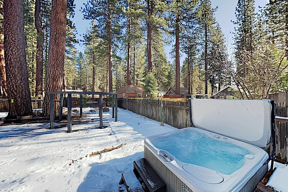 All-season Getaway - Serene Backyard W/ Hot Tub! 5 Bedroom Home