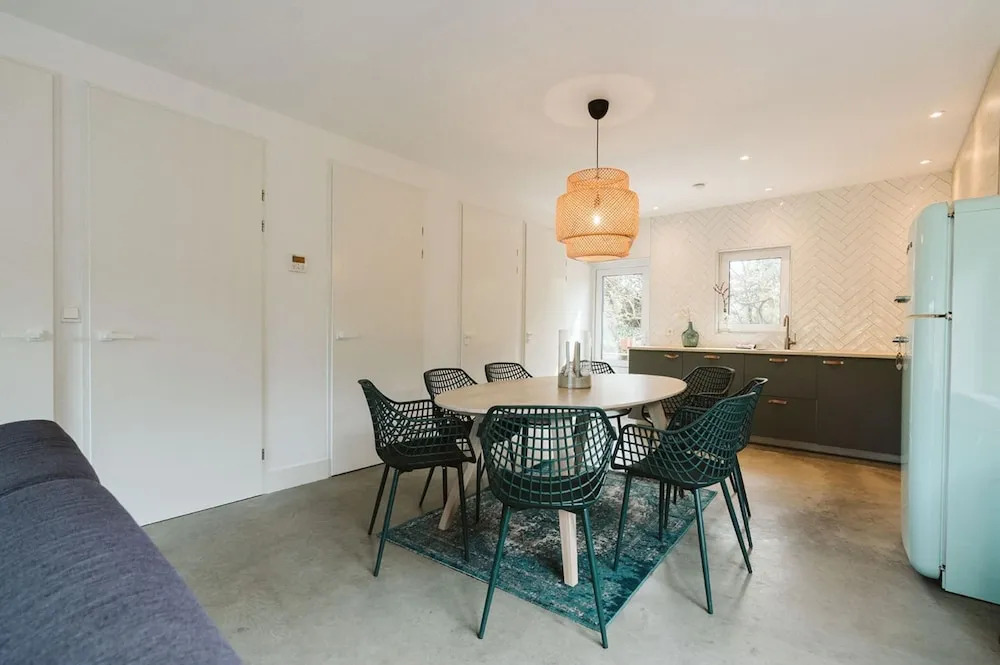 Large, Elegantly Furnished Holiday Home With Lots of Privacy on a Family Park