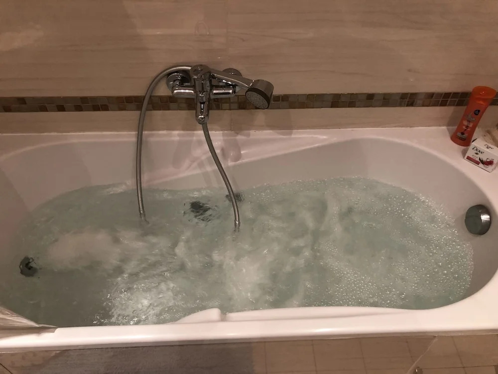 Spacious & Secure & Jacuzzi