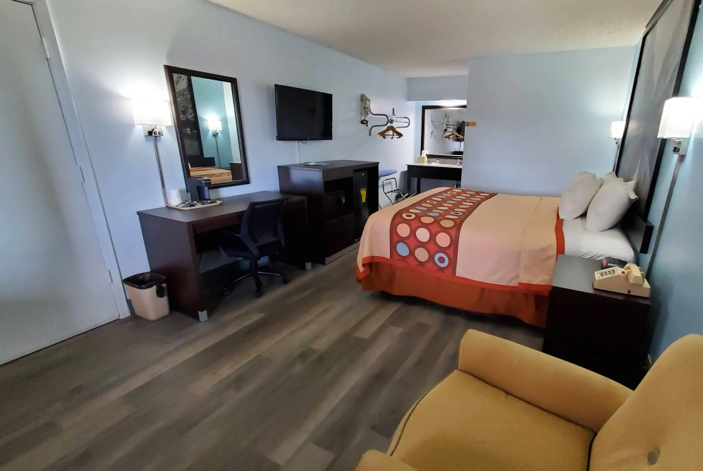 Super 8 by Wyndham Van Horn