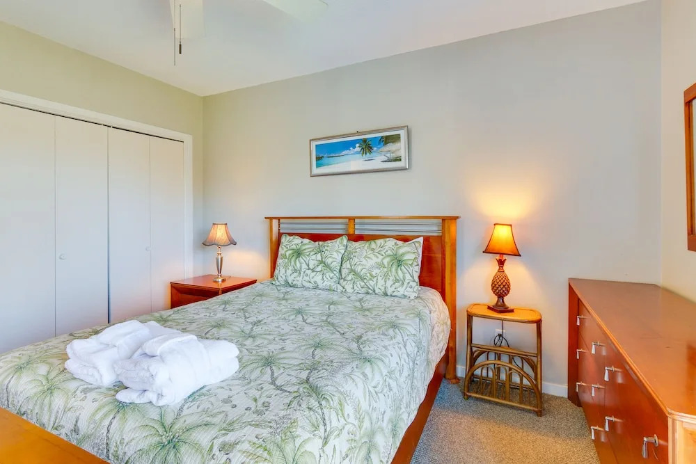 Hilton Head Island Condo w/ Pool - Walk to Beach!, Hilton Head Island