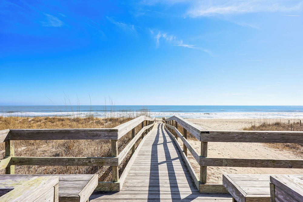 Sun, Surf & Group Fun in Carolina Beach! Luxe Home